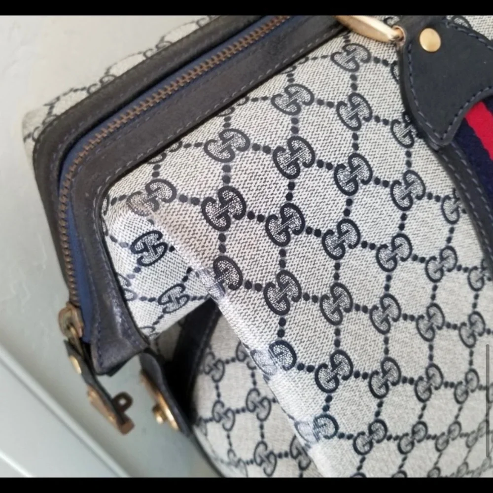 Gucci Hobo Bag in Black and Cream with Red Accents - Picture 3 of 11